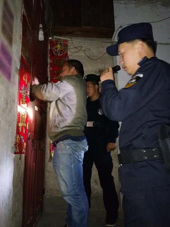 田湾乡粗心妈妈误将幼女锁家中 民警全城寻开锁师傅开门